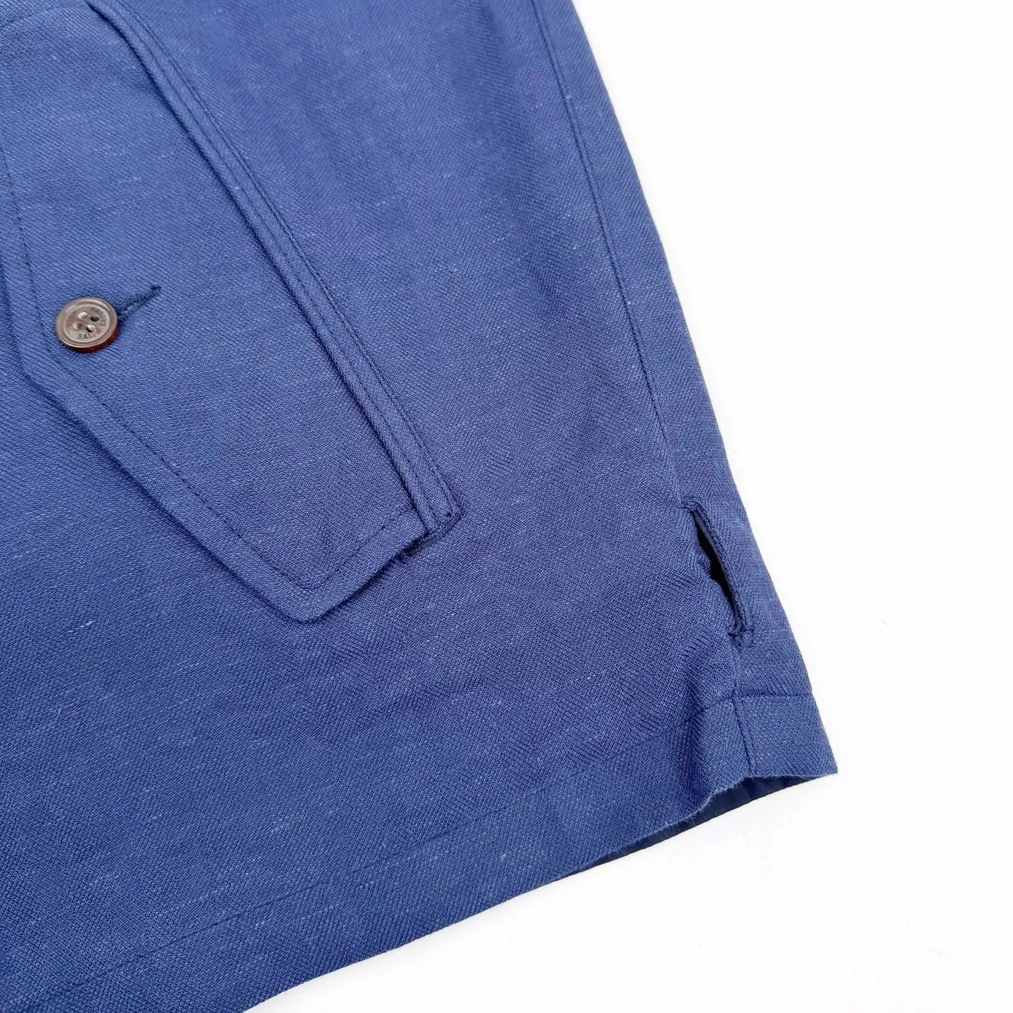 🅿️620 Ralph Lauren pony embroidered reversible jacket (blue). Original purchase and development for RMB 3,990. The fabric is made of custom matte moire taffeta and twill jacquard brocade. Light and tough, smooth drape, comfortable and close to the skin. Quiet dark blue. Elegant style. Twins in one suit. Unlimited style. One side is decorated with twill jacquard brocade. It has its own retro filter, like an old-school gentleman's pocket watch gear. The other side is made of matte moiré taffeta, which brings a sense of relaxed breathing. It has a casual gene and is embellished with exquisite pony logo. It is highly recognizable. The classic stand-up collar is closed with three hidden button tabs. Simplicity controls complexity. The design philosophy hidden in the details. Double-sided style. Hidden old money and slack in one garment. Imported machine embroidery technology is used. Advanced computer control system and sophisticated mechanical components are used to realize the iconic pony embroidery operation with high precision. The lines are smooth and delicate: the template machine opens the bag. The preset template guides the position, shape and size of the bag. The accuracy ensures the quality of the bag opening effect. Ergonomic three-dimensional cutting returns to traditional craftsmanship through segmentation, folding, shrinking and stretching. The so-called slow work and fine work are respect for the material. The pursuit of feel. Complex and tedious workmanship. Slow aging. High loss. The fabrics have been washed. Better hand feel and texture. Not easy to deform and not easy to shrink. Not easy to fade and maintain long-lasting beauty. Size:S-M-L-XL